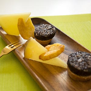 Tapa of Las Terceras Manchego cheese P.D.O and black puddin