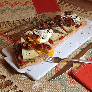 Tosta de verduras asadas y queso manchego curado artesano Las Terceras D.O.P.