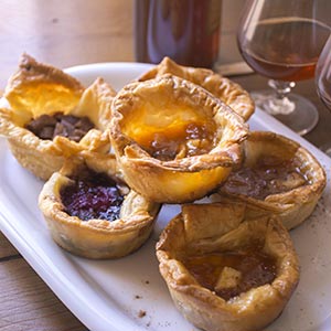 Crunchy puff pastry with Las Terceras Manchego cheese and jam