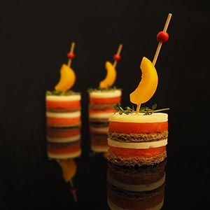 Canapé de queso manchego semicurado y fruta en almíbar