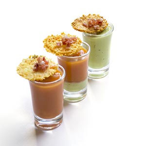 Chupitos de gazpacho y crema de aguacate con crujiente