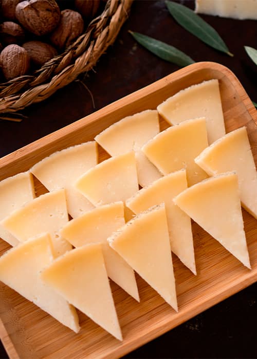 Tabla rústica de queso manchego y nueces
