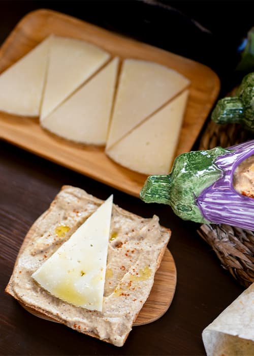 Queso manchego con hummus y pan crujiente