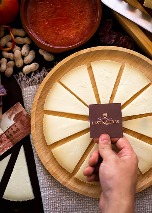 Tabla manchega de queso, embutido y pan