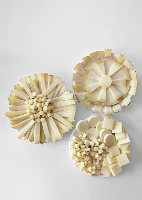 Queso manchego en diferentes cortes
