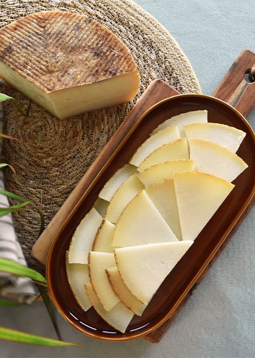 Presentación rústica de queso manchego