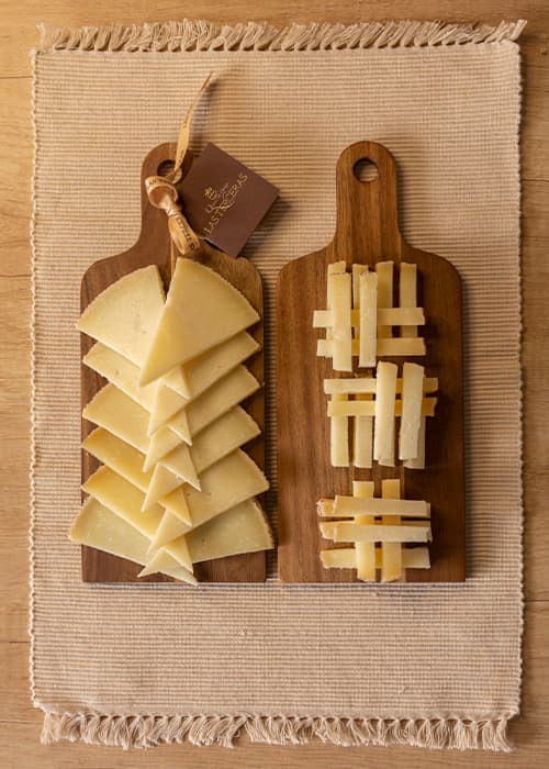 Queso manchego en cuñas y bastones