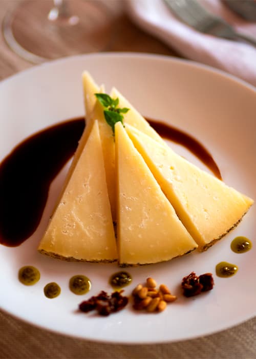 Queso manchego con reducción balsámica y matices mediterráneos