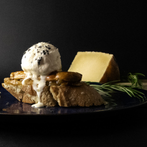 Tosta de Foie con cebolla al Vermut y helado de Queso manchego viejo DOP Las Terceras. 