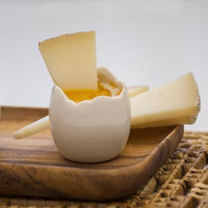 Huevo al plato con crema de queso en versión Las Terceras