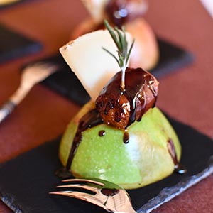 Manzanas asadas con carne y queso manchego semicurado Las Terceras D.O.P.