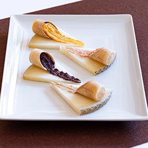 Masa quebrada rellena de paté sobre queso manchego curado artesano Las Terceras D.O.P.