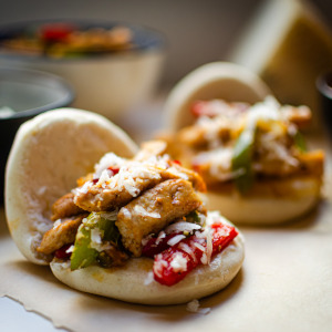 Pan bao de pollo de frito, verduras y queso manchego semicurado DOP Las Terceras