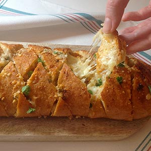 Pan de cristal relleno de queso manchego curado Las Terceras D.O.P.