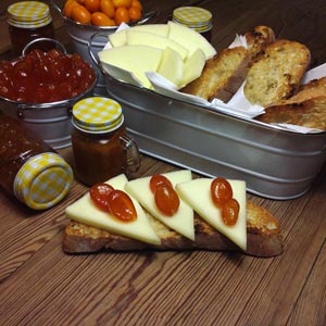 Perlas de kumquat en almíbar, con queso tierno El Becerril