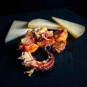 Pulpo al horno con base de patata y gratinado de queso manchego DOP Las Terceras. 