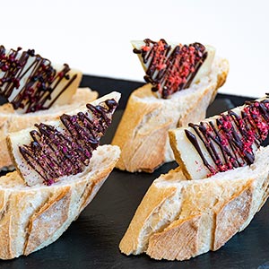 Queso manchego semicurado Las Terceras D.O.P. y chocolate con frutos del bosque liofilizados