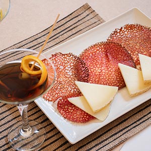 Queso Manchego Semicurado Artesano Las Terceras D.O.P. y Crujiente Coral de remolacha