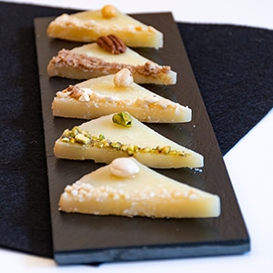 Queso manchego semicurado artesano Las Terceras D.O.P. con miel y frutos secos