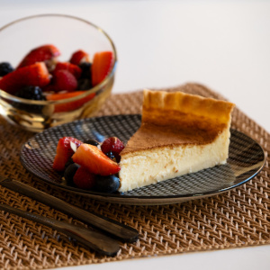 Quiche de queso manchego curado Las Terceras DOP con ensalada de frutos rojos