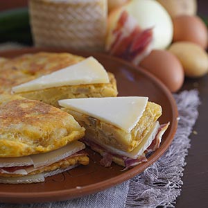 Torre de tortillas con toque de queso manchego semicurado pasteurizado Las Terceras D.O.P.