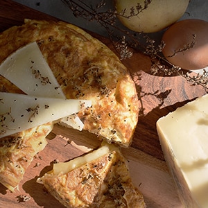 Tortilla de patata con cebolla rellena de queso manchego semicurado Las Terceras D.O.P.
