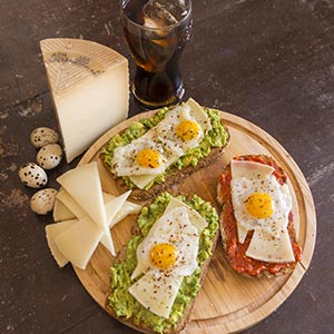 Tostadas con queso manchego semicurado Las Terceras D.O.P.