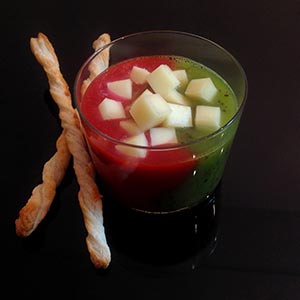 Zumo bicolor con queso tierno y espirales de hojaldre