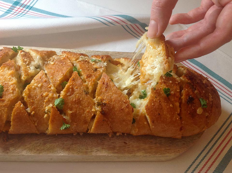 Pan de cristal relleno de queso manchego DOP de leche cruda Las Terceras