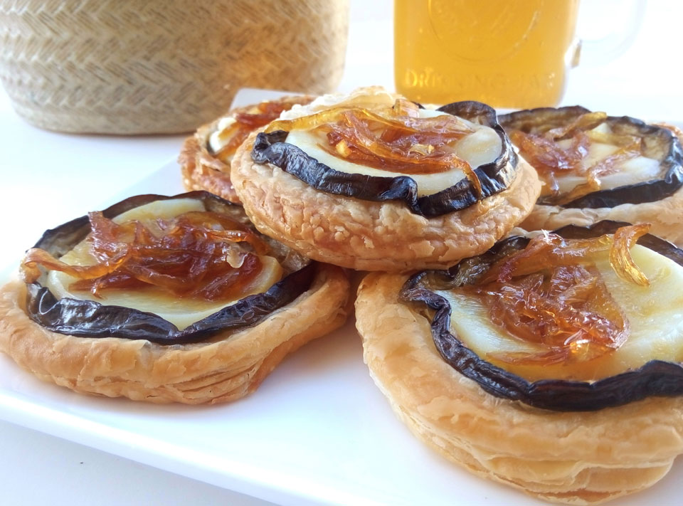 Hojaldre de berenjena con queso manchego Las Terceras y cebolla caramelizada