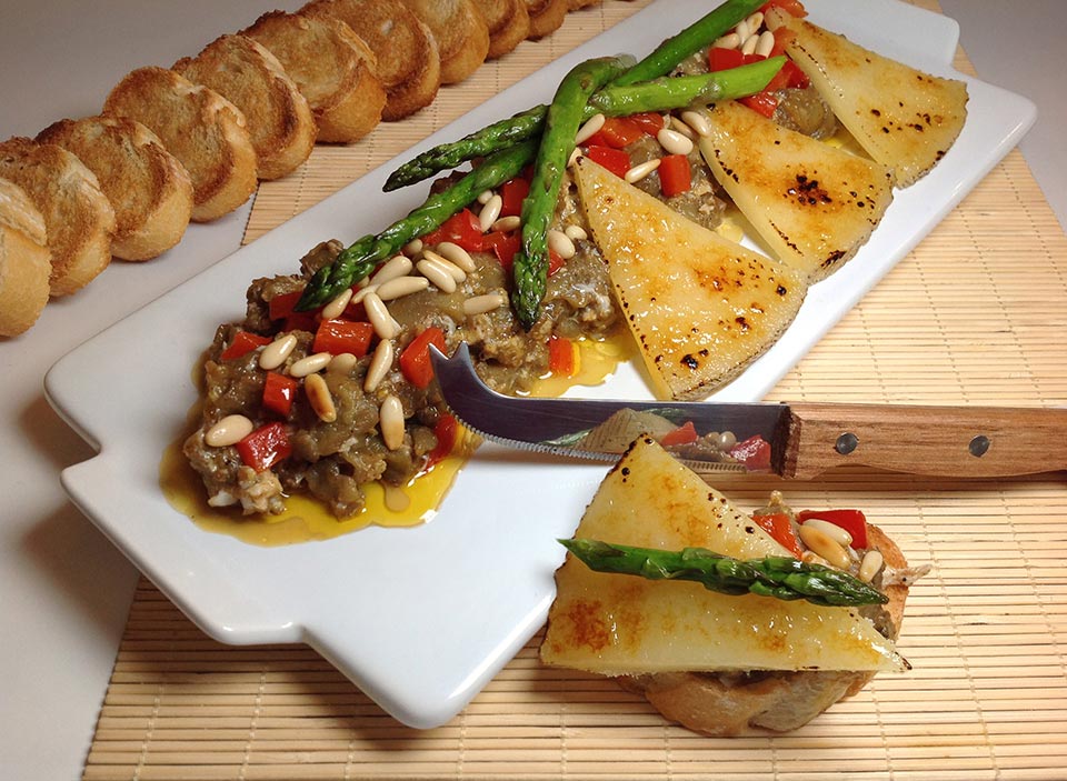 Queso manchego curado DOP Las Terceras caramelizado con revuelto de berenjena y miel