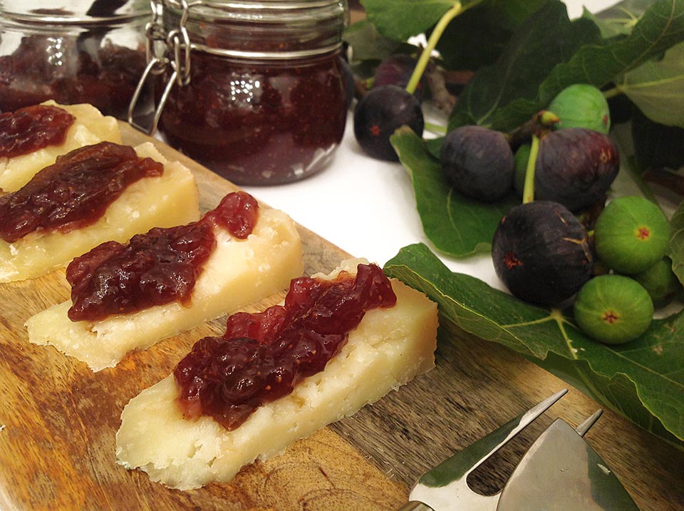 Guijarros de queso manchego viejo Las Terceras D.O.P. con chutney casero de higos