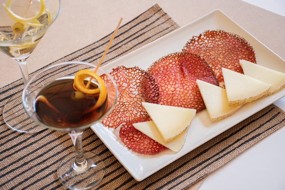 Queso Manchego Semicurado Artesano Las Terceras D.O.P. y Crujiente Coral de remolacha
