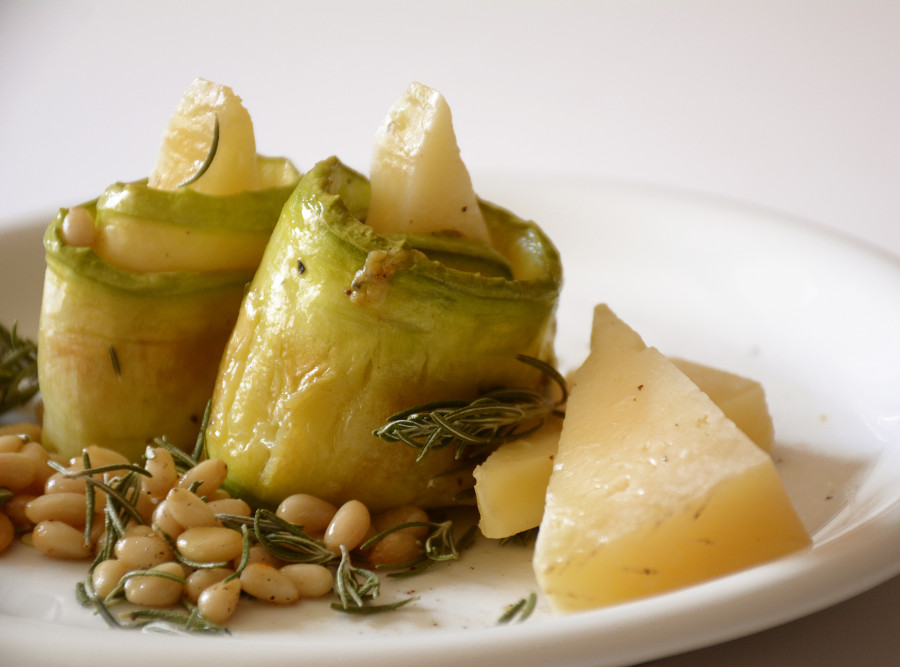 Rollito de calabacín y Queso manchego semicurado Las Terceras salteado con piñones y romero
