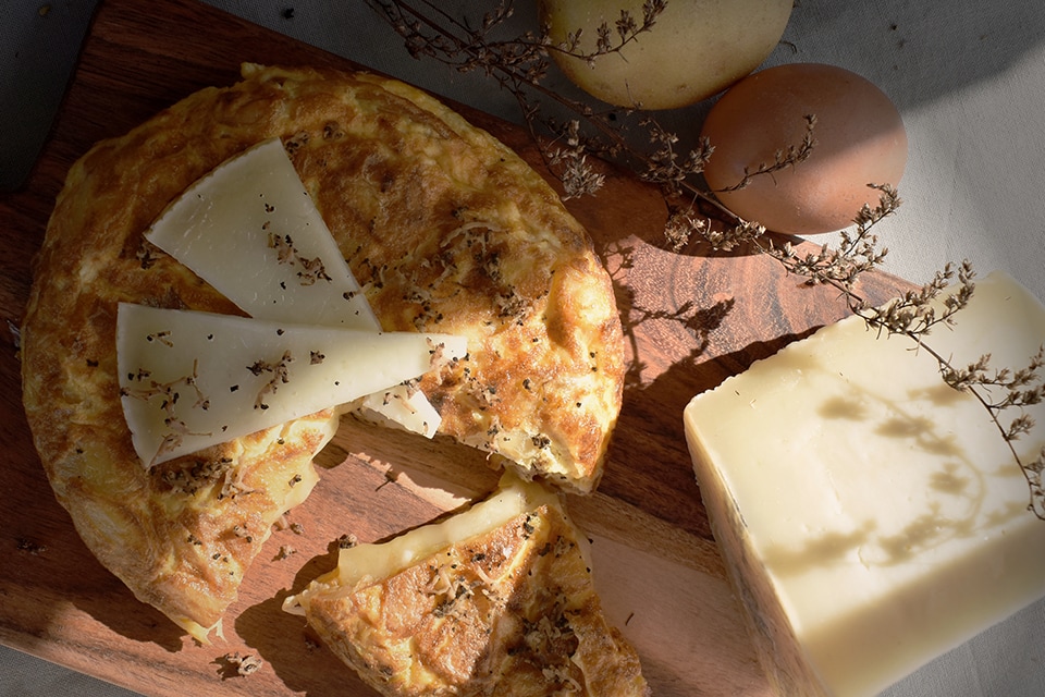 Potato omelette with onion and Las Terceras semi-cured Manchego cheese PDO