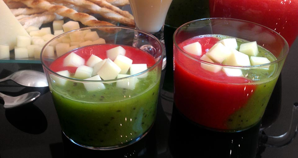 Zumo bicolor con queso tierno El Becerril y espirales de hojaldre