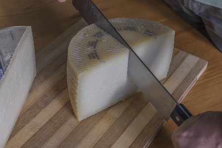 Como cortar el queso manchego de forma correcta