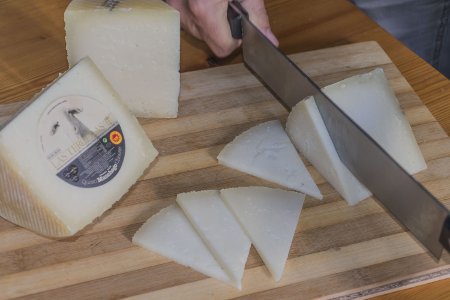 Corte en cuñas de queso manchego Las Terceras