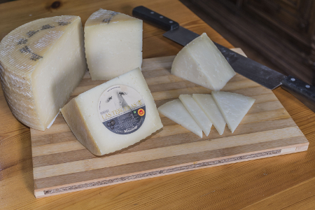 Corte y presentación del queso manchego