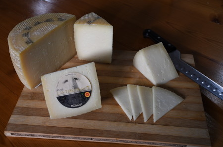 Corte en cuñas de queso manchego D.O.P. Las Terceras