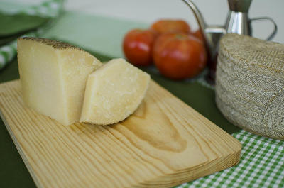 Corteza natural e imperfecciones del queso manchego